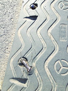 减速带破损,螺钉裸露变 破胎器