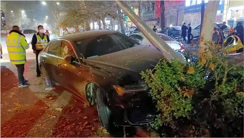 保定街头一i轿车逆行疾驰撞断路灯杆,司机疑酒驾闯卡
