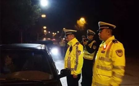 高速交警动用破胎器威慑暴力闯卡，路虎车被瞬间破胎