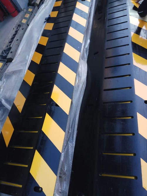 钢板阻车路障与KQ定制破胎器 守护安全的多重选择